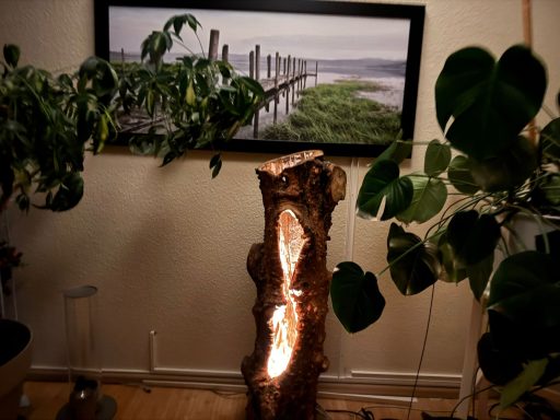 Handgefertigte Stehlampe aus Kastanie mit innenliegender Beleuchtung