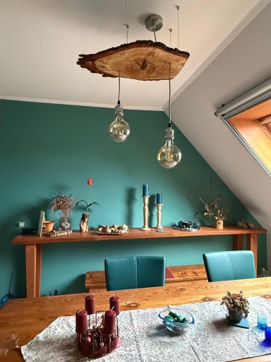 Deckenlampe aus Eichenrinde im Esszimmer einer Kundin