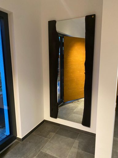 Eichenspiegel aus geköhltem Holz in der Flurgarderobe